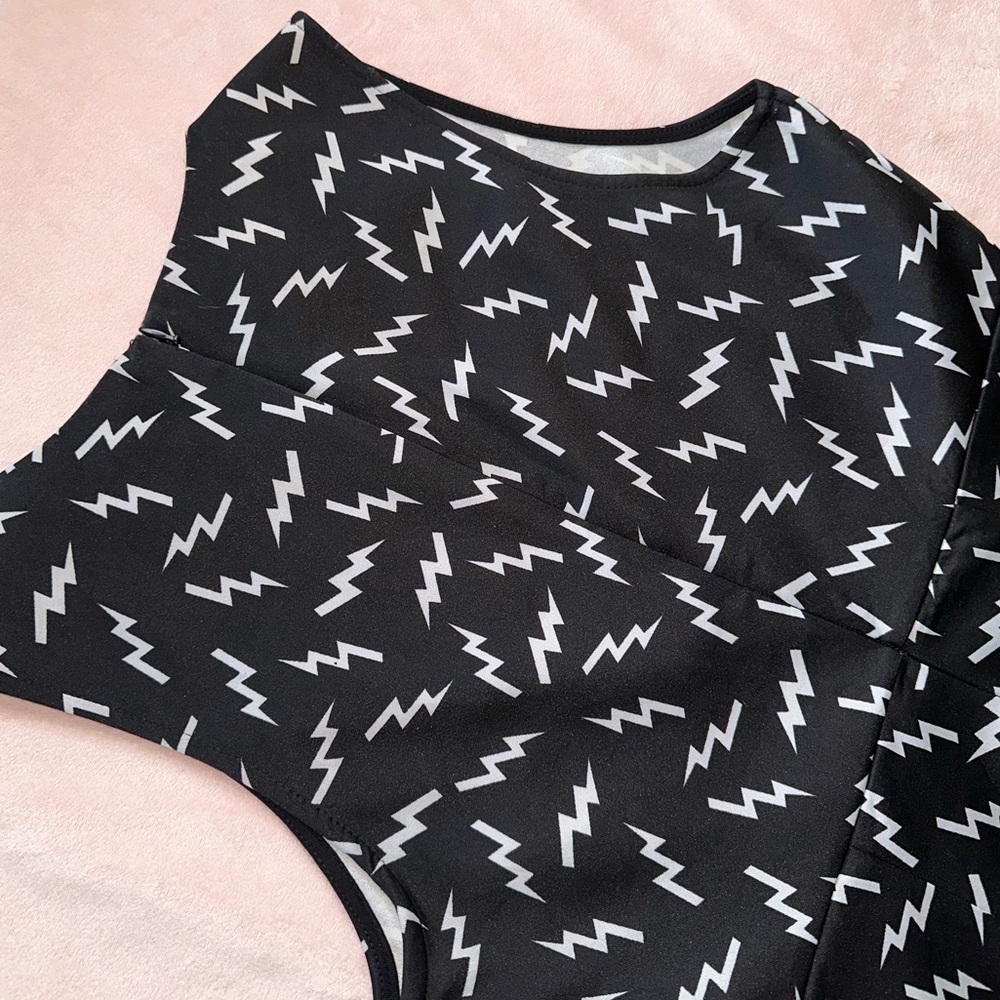 BLACK & WHITE LIGHTENING BOLT COCKTAIL DRESS W/ BACK ZIPPER · SIZE L - Picture 5 of 7
